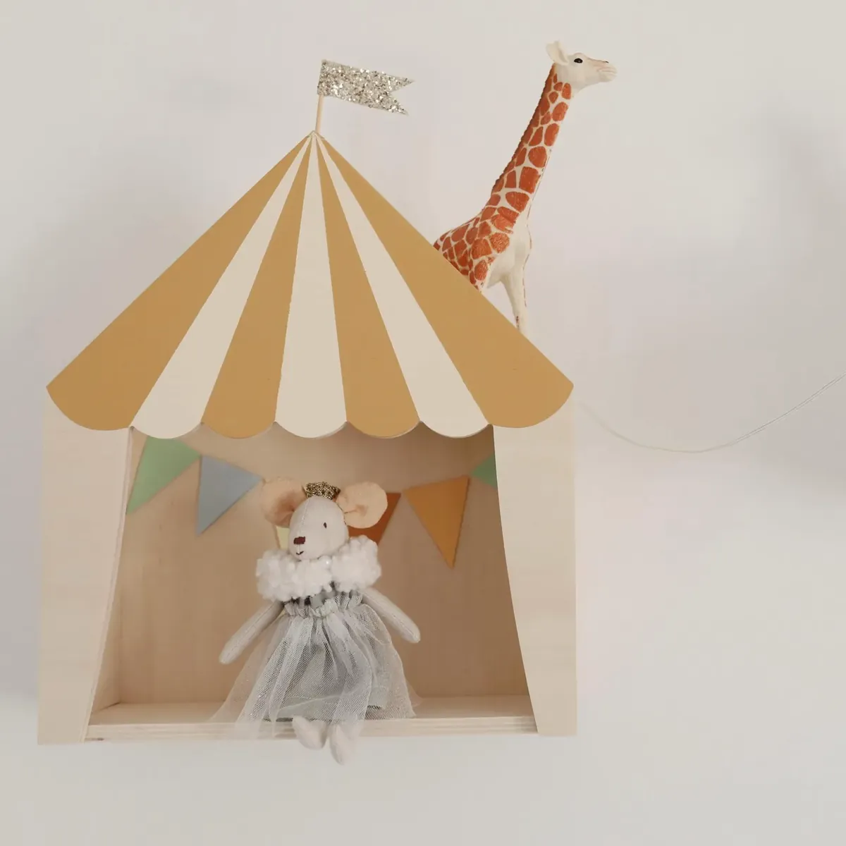 Handgefertigte Kinderzimmer Zirkus Wandregal in Creme & Senf