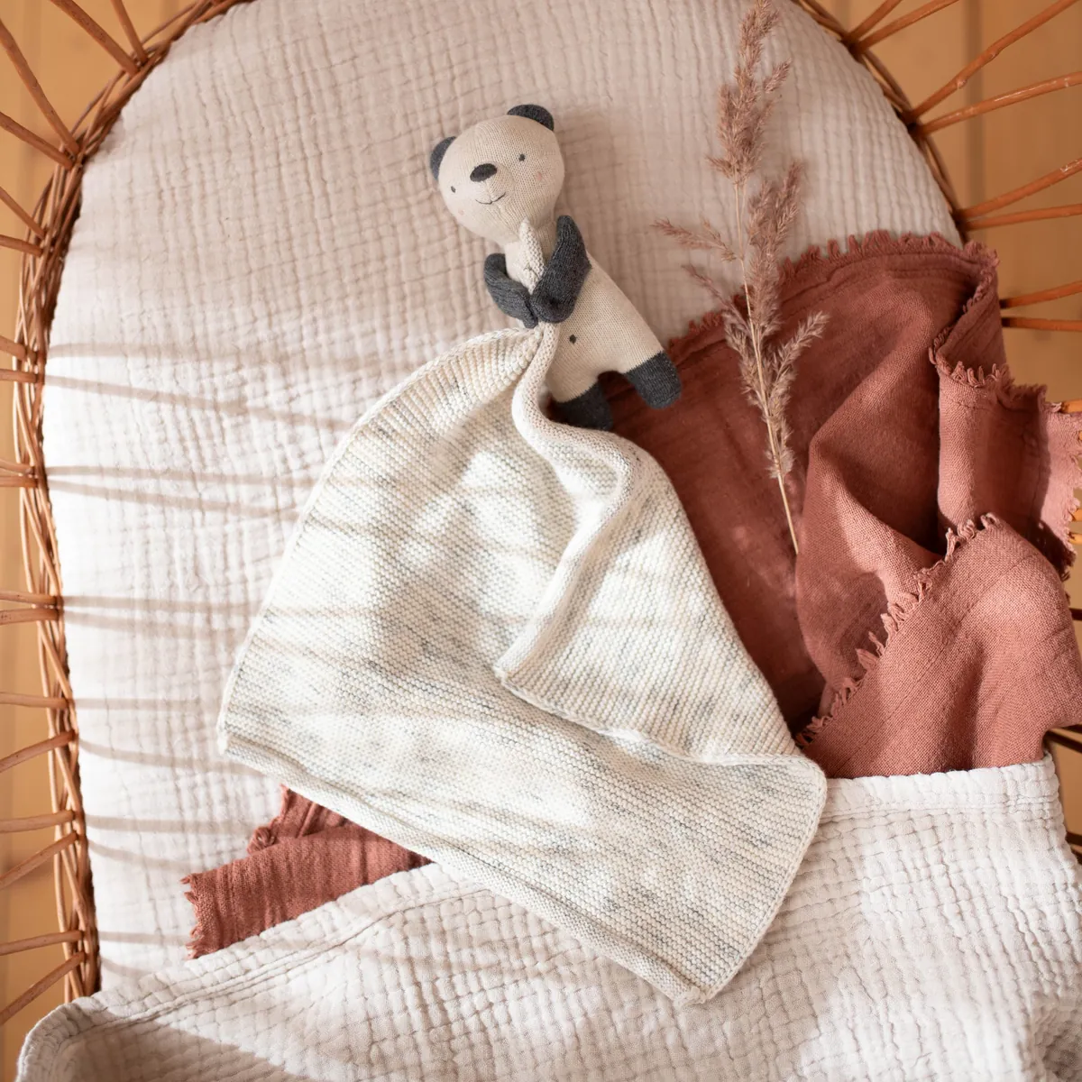 Ava & Yves Kuscheltuch Panda mit Halstuch - Creme