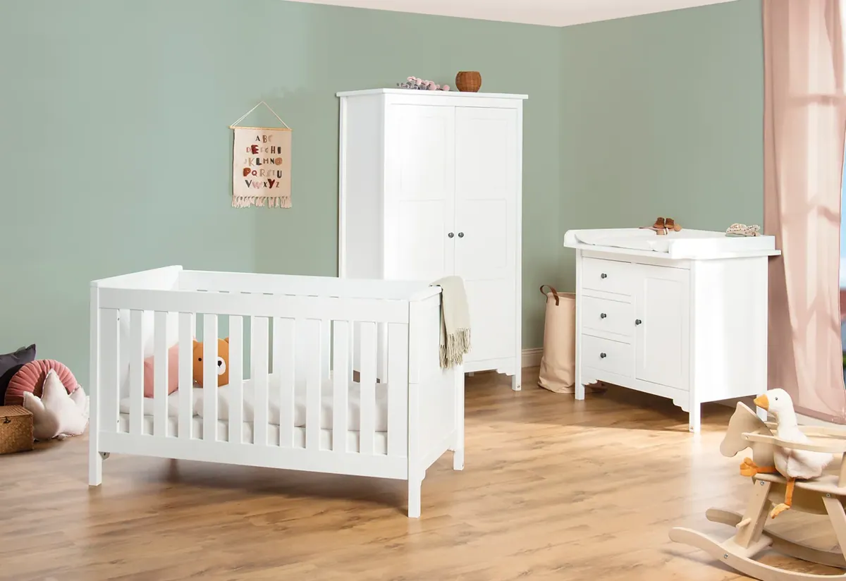 Pinolino Kinderzimmer Chalet 4-teilig inkl. Umbauseiten, dazu 4 teiliges Bettset kostenlos