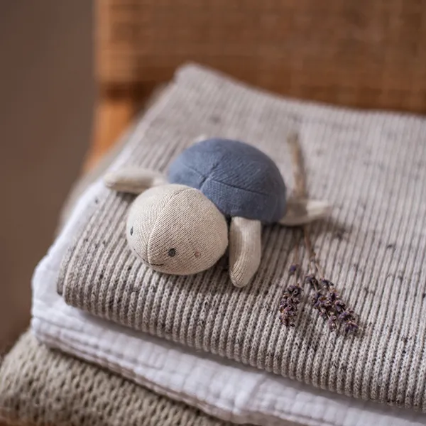 Ava & Yves Babyrassel Schildkröte | Jeansblau