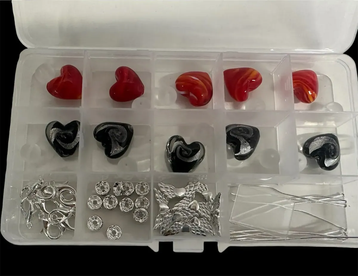 10 Muranoglas Herzperlen Engeli schwarz/rot (A25)