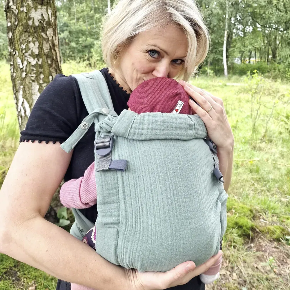 Schmusewolke Aurora Musselin Babytrage – ab Geburt, ergonomisch & kuschelig aus Bio-Baumwolle - Eucalyptus