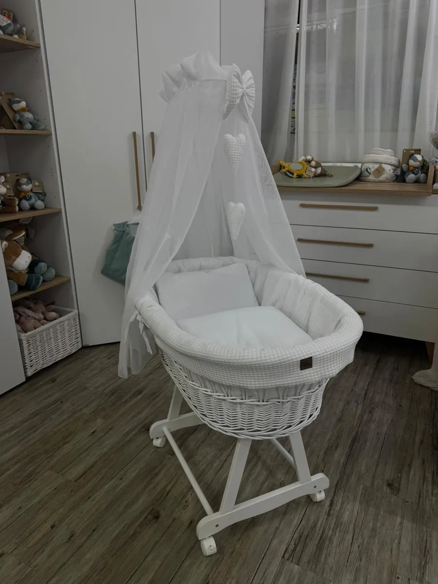 Stubenwagen mit Rollen Herzen weiss