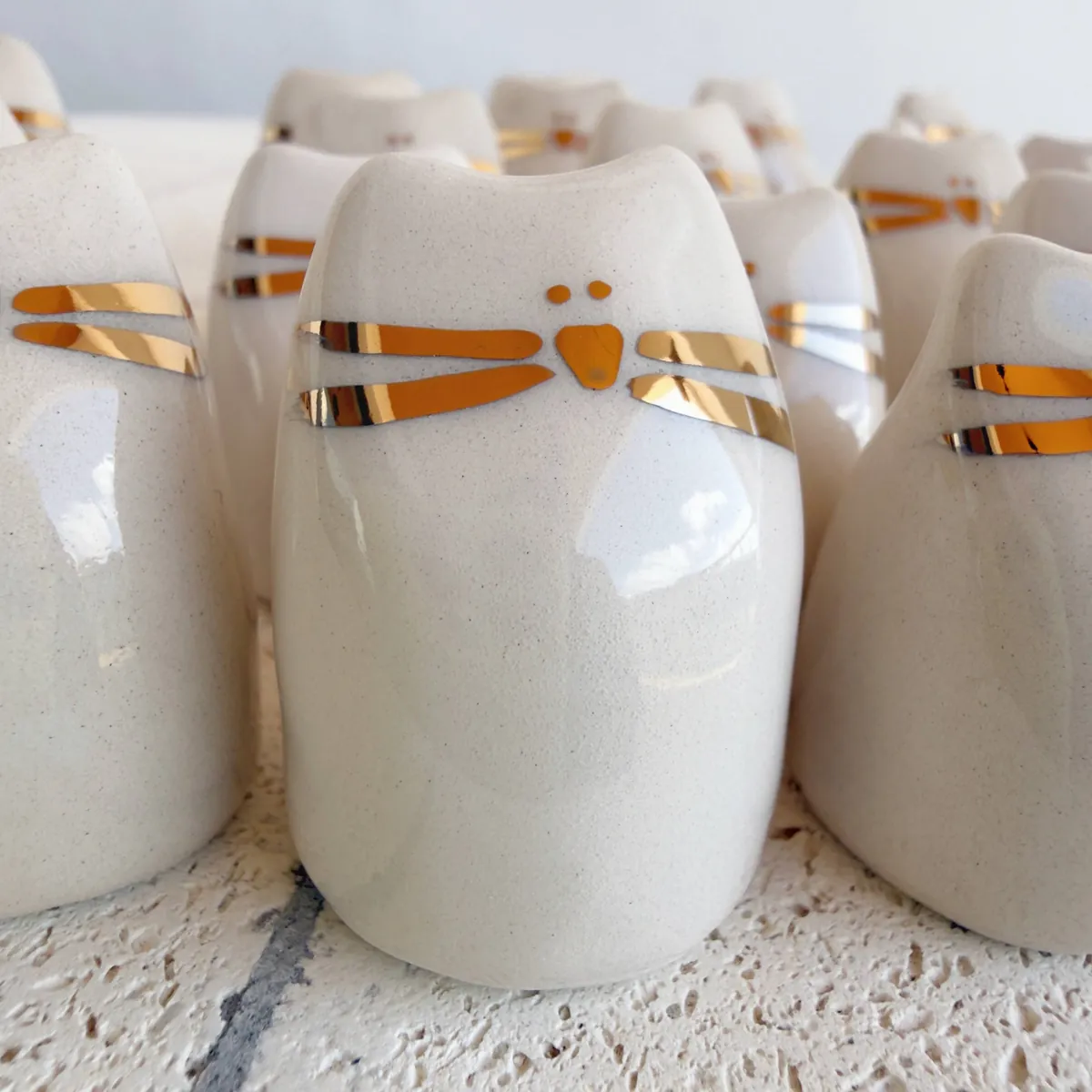 Glücks-Katzen-Tierli des Überflusses – handgemachtes Keramik-Tierli mit Goldfinish
