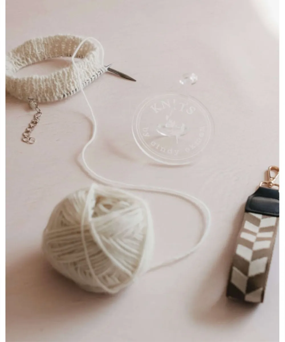 KNITS by Cindy Ekman • Garnhalter – stilvoller Akryl-Begleiter fürs Stricken